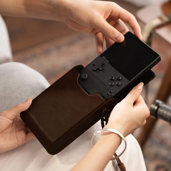 De AYANEO Pocket DMG-console wordt in een eersteklas lederen etui geplaatst, met een perfecte pasvorm en een retro-geïnspireerd ontwerp voor gamers.