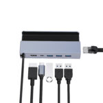 En vy uppifrån och ned av SD1 Docking Station med olika anslutna kringutrustningsenheter, inklusive USB-enheter, en HDMI-kabel, en USB Type-C-kabel och en Ethernet-kabel, vilket visar dess mångsidighet och användarvänlighet.