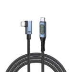 En USB 4.0 Type-C-kabel med en L-formad kontakt i ena änden och en rak kontakt i den andra. Kabeln har en digital display som visar 240W PD-effekt och är utformad för höghastighetsdataöverföring.