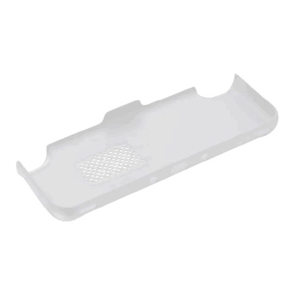 Vista posteriore di tre quarti di una custodia protettiva bianca per la console di gioco portatile AYANEO Pocket S2, isolata su uno sfondo bianco. La custodia presenta un ritaglio per il display e i controlli, una sezione perforata per la ventilazione e aperture per le porte lungo il bordo inferiore. 
