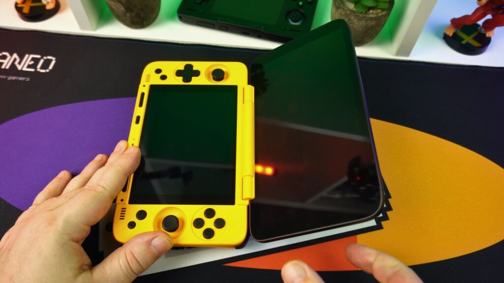 AYANEO Pocket DS hingedega saab reguleerida mis tahes nurga alla.