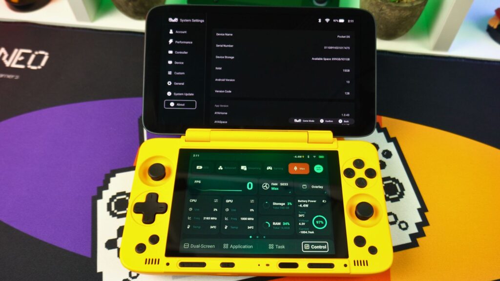 AYANEO Pocket DS Dual Display seaded
