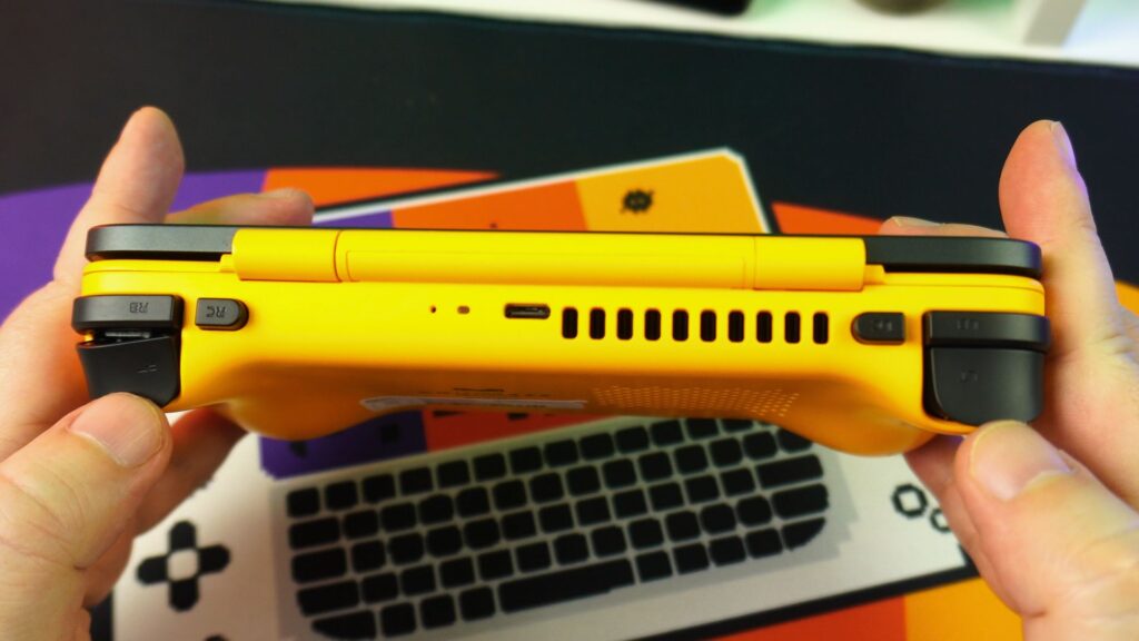 AYANEO Pocket DS Ülemine külgvaade