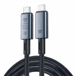 Dėmesio centre: Vizualioji: USB-C jungtis: švarus vertikalus dviejų USB-C galvučių kadras juodame fone. Pagrindinė informacija: Ant vienos galvutės išgraviruota E-marker lusto piktograma ir keturios pagrindinės specifikacijos (240 W, 80 Gb/s, 8K60 Hz).