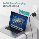 Dėmesio centre: 240 W įkrovimo našumas Vaizdas: rodomas prie sieninio lizdo prijungtas "MacBook Pro". Pagrindinė informacija: Išskiriamos PD 3.1 ir 48 V/5 A specifikacijos. Rodoma pažangos juosta, rodanti, kad nešiojamasis kompiuteris įkraunamas 76 % per 30 minučių.