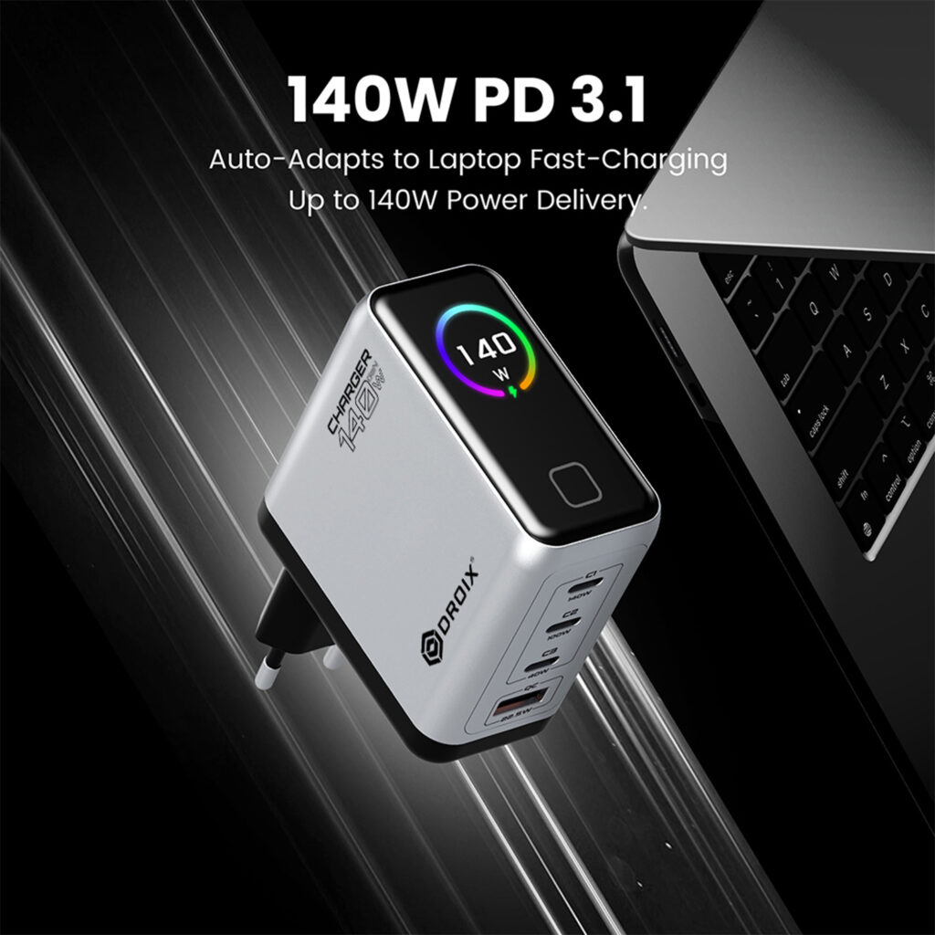 Un'immagine ravvicinata del caricabatterie argentato DROIX 140W che mostra le sue quattro porte e il display integrato. Il testo sottolinea la tecnologia "140W PD 3.1", evidenziando la sua capacità di adattarsi automaticamente e di ricaricare velocemente i laptop ad alte prestazioni.