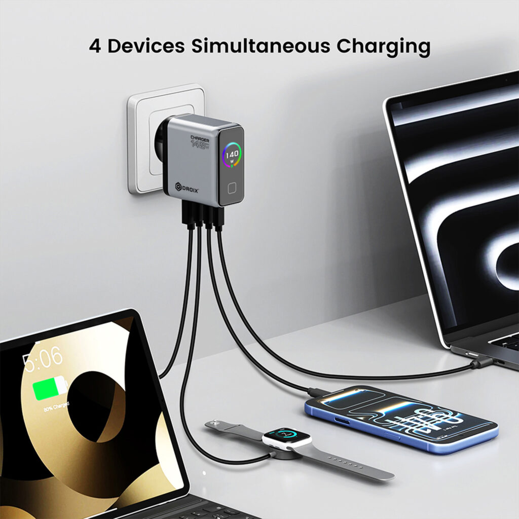 Un caricatore da parete USB-C DROIX 140W collegato a una presa di corrente, ricarica simultaneamente quattro dispositivi tra cui un laptop, un tablet, uno smartphone e uno smartwatch. L'immagine evidenzia la capacità di "Ricarica simultanea di 4 dispositivi" con quattro cavi collegati alla parte inferiore dell'unità.